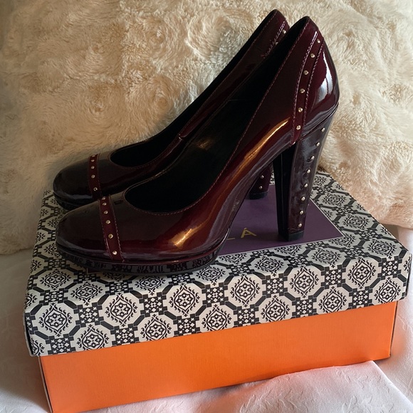 Isola Ravello Crimson Patent Leather Pump Size 7 - Picture 1 of 11